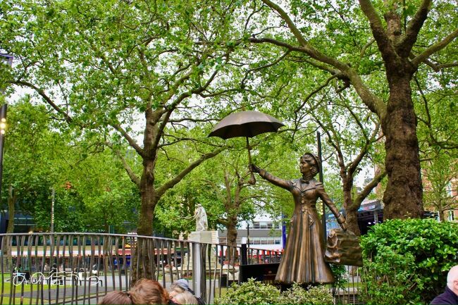 ミュージカル『メリーポピンズ』の銅像。<br />私は、ブロードウェイで観て、その舞台装置（大道具）<br />に感激したのですが、このミュージカルもウエストエンド<br />が発信地なのかな。<br />意外とウエストエンド〈ロンドン〉発祥の作品が多く<br />「エビータ」「キャッツ」「オペラ座の怪人」<br />「レ・ミゼラブル」「ミス・サイゴン」等など<br />今でも、世界中でロングランされている作品も多いのです。<br />先の「ブロークバック・マウンテン」は<br />今のところロンドン公演のみです。<br />