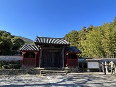 石垣沿いに歩いて行くと、宗氏の菩提寺万松院に到着です。

対馬で最古の建物と言われる山門。朱色の塗られた門が印象的でした。