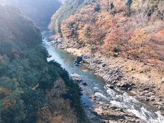 紅葉の赤と保津川の青白い水面でトリコロール