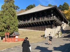 　その奥に東大寺二月堂。旧暦２月に行われる修二会（お水取り）が有名。