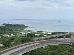 晴れていれば、橋の向こうには青い海が広がる絶景スポット。
久高島も望めます。