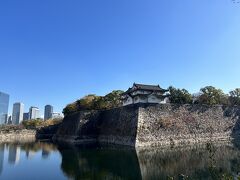 ホテルでまったりするつもりでしたが、お天気もいいので、電車に乗って大阪城へ。