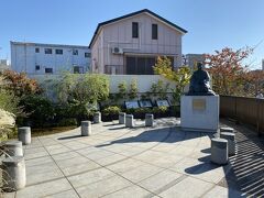 小名木川の手前にあるのは芭蕉庵史跡展望庭園。
隅田川と小名木川の合流するあたりに芭蕉庵はあったそうです。