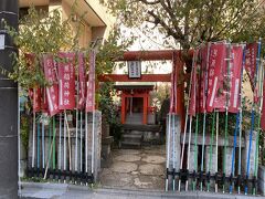 庭園のそばにある芭蕉稲荷神社。
大正時代に地元の人たちの手でまつられた神社です。