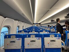 東京駅始発の「のぞみ号」自由席3号車より空いている2号車に乗車しました。まだ座が空いている思っていたが、発車前になると急に混んできて満席に近くなり、次の品川駅でほぼ満席になりました。

自由席の満席は、3号車から2，1号車へ順に席が埋まっていくようで、この状態を記憶していると、1号車の方が席を取り易いと思います。