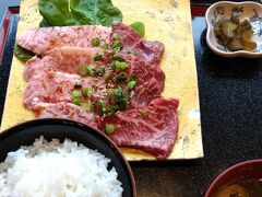 山形駅東口交通センターの2階にある「山形牛ステーキ＆焼肉かかし」で焼肉ランチ。
米沢牛ではなかったものの、高レベルなお肉に満足！
カルビはサシが多めで脂っぽいかと思いましたが、全然そんなことなく、旨みを堪能できました。