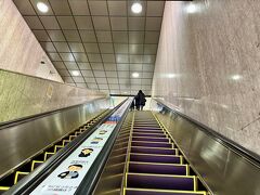 博多駅に到着しましたが、空港から街の中心まで本当に近いです。
初めての場所でいつも迷うのが、エスカレータで右に立つか、左に立つか、です。
上を見上げて確認しました(笑)