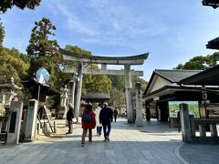 いよいよ太宰府天満宮に到着しました。
日本人ならみな知っている通り、太宰府天満宮には菅原道真が祀られています。
菅原道真は平安時代に学者や一流の政治家として活躍したため、学問の神様として広く知られることとなりました。