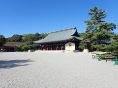 橿原神宮
御祭伸は第一天皇神武天皇と媛蹈韛五十鈴媛皇后
明治２３年御鎮座・創建

神武天皇の偉業を仰ぎ神社創建の懇願が民間有志から起こったことに感銘した明治天皇から京都御所内の内侍所（賢所）及び神嘉殿を下賜され鎮座創建
（橿原神宮ＨＰより抜粋）

北神門をくぐると大きな外拝殿が見えます。
外院斎庭は3200㎡（約970坪）ありこれは御祭神 神武天皇の偉大なる御神徳を空間で表しているそうです。

