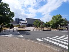 第一鳥居からすぐ。橿原神宮前駅が見えてきました。
大屋根が橿原神宮をイメージするような駅舎です。
紀元２６００年の記念事業の関連事業として建てられたそう。

東口へ抜けホテルへ戻りチェックアウトします。
そして飛鳥へ向かいます。

