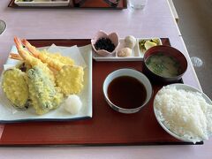 私が食べたのは天ぷら定食。
これ以外に、妻と義母が食べきれないものが回ってきて、お刺身なども食べることになりました。太りそうです（笑）