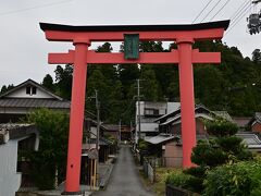 伝建群から少し車で離れた東側にある。写真は神社一の鳥居