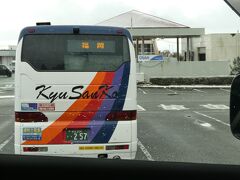 瀬の本レストハウスに停車している産交バスの福岡行き。