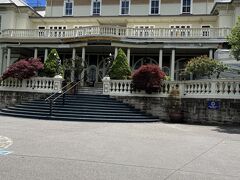 バスを降りたところは公園で、その奥にひっそりとたたずむクラッシックなホテル
ここでもいいなと思ったけど、眺望が・・・