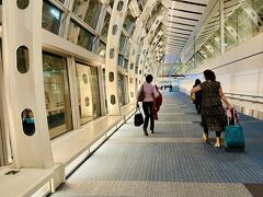 羽田空港第二ターミナル内で国内線から国際線への乗り継ぎ。
乗り継ぎする人が少なくて、ほんの数名の乗客と長い直線通路をひたすら歩く。
不安になった頃に国際線フロアに向かうエレベーターがあります。