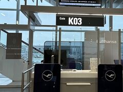 ミュンヘン空港での乗継時間は１時間足らず。
コンパクトな空港で早朝は利用客も少なく手荷物検査も入国審査もスムーズ。難なく乗継できました。
ドイツの入国審査はデジタル化しておらず、昔ながらの英語の質問とパスポートにスタンプ！

この数週間後、ミュンヘン空港は記録的な大雪で数日間閉鎖されました。
11月中旬はまだそれ程寒くなかったのでびっくり。