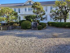 開校明治6年の八幡小学校
ヴォーリズ建築ではないそうです
この後池田町洋風住宅まで自転車で行きましたが人が暮らしていて公開されていないので投稿しません
近江八幡駅から電車で安土駅へ