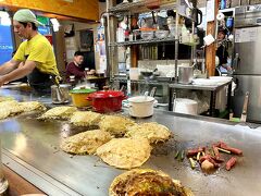 宮島から市内へ戻る途中、お好み焼きを食べに