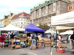 ウィーン滞在後半のホテルはヒルトン ウィーン パーク。
このホテルの地下鉄最寄り駅はLandstr/Wien Mitte（ラントシュトラーセ/ウィーン・ミッテ）で、徒歩0分だ。K＋Kホテル パラスと比べると、街の中心部に徒歩で行くのは微妙に不便だが、地下鉄に乗るのは超便利。7日間乗り放題チケットを持っていたので、ホイホイ乗ってしまった。

ウィーンの蚤の市は、ナッシュマルクトそばの広場で毎週土曜日に開かれている。
駅は地下鉄のkettenbrückengasseが便利。今日もU4番線で向かう。カールスプラッツの隣駅なので、すぐ近くだ。