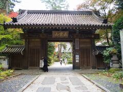 次いで杉参道を下ったところにある臨済宗正宗山瑞鳳寺（仙台市青葉区霊屋下23-5）に行きます。本寺は藩祖政宗の菩提寺として寛永14（1637）年に２代忠宗のより創建されました。
写真は山門の冠木門です。