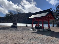 大沼湖畔にある赤城神社。手水舎は湖のほとりに建ちます。
