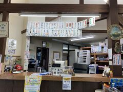 赤城山の中腹、ぐりーんふらわー牧場内のレストハウス「まきば」そばやラーメンなど品揃えがSAみたい。