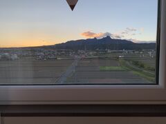 今宵のお宿「HANAホテル&スパ伊香保インター」到着です。部屋からは榛名山の夕日が眺められました～