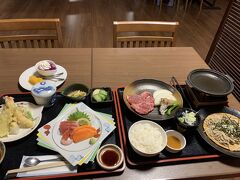 夕食付きプランにしたところ～こんな豪華なお夕食が用意されました～
量が多くてテーブルに乗りきらないほどです～
どれも美味しかった～特に自分で焼くステーキ、サイコー。上州牛なのかな？柔くてさしも程よくて～いや～大感激です。スーパー銭湯の食堂でいただくのもサイコー。周囲は、日帰り温泉に来た地元の方たちが、ビール飲んだりラーメン食べたり。ワイワイしてて寂しくないよ。