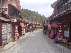 高梁市街地から車で40分、周りに集落が見当たらない山中をかなり走行しました。広兼邸などに立ち寄って、車で5分ほどで吹屋ふるさと村へ。赤で統一された美しい町並みでした。