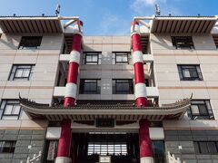 こちらが四海楼さん。
要塞のような重厚な建物です。1階にはお土産屋さんもあります。