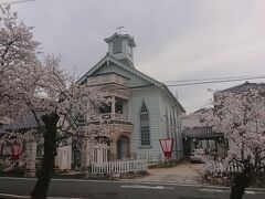 紺屋川沿いの通りを桜を眺めながら3分ほど歩くと木造の教会がありました。中は見学できませんので、外から眺めました。