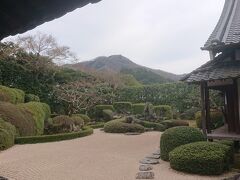 高梁の街巡りで定番の頼久寺の庭園です。小堀遠州作の名園です。背後の愛宕山を借景にした見事な庭園でした。小石一つまでしっかり整えられ、大事に手入れされていました。