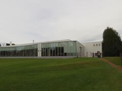 きれいな芝生が広がる先に
カフェの建物。

ブランチをいただきに。