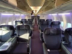 日本航空JAL201便（東京・羽田空港 8:05発－名古屋・中部国際空港 
9:10着）の「ボーイングB737-800」のクラスJの機内の写真。

クラスJ（計12席）の座席配置は「2-2」の4アブレスト仕様です。

ファーストクラスの設定はありませんが、国際線機材のため
座席幅が広めです。

ビジネスクラス「JAL SKYLUXE SEAT（スカイラックスシート）」
です。