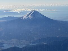 しばらくすると進行方向左手に富士山が見えてきました。