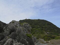 振り返って見上げると、室戸岬灯台