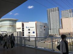 小田急線の海老名駅で降車し、小田急の西口を出て、デッキ上を北に向かいました。
JR海老名駅の前を通り過ぎ、JR西口にある商業施設に向かいました。
