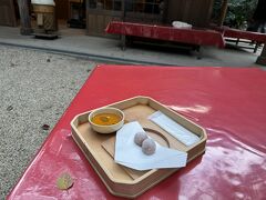 下鴨神社名物の、「さる餅」をいただきました
今まで食べたことのないような、柔らかい食感のお餅