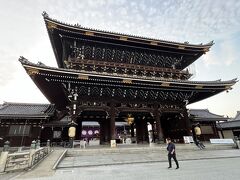 京都駅からホテルへは、烏丸通りをまっすぐ歩いて１５分ほど。
途中、東本願寺の御影堂門の前を通り、