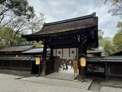 河合神社の山門をくぐって