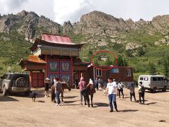 【アリヤバル寺院】(Aryaval monastery)

テレルジ国立公園内の標高2,000mほどの山の中腹に建てられたチベット仏教寺院。
遠くに見えるあの〇の所にあるのが寺院ですね。歩いて行きますよ～。