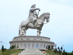 【チンギスハーン像テーマパーク】(Chinggis Khaan Statue Complex)

亀岩から約40km離れたところにある博物館。
シルバーのチンギスハーンは、全長なんと約40m!!
何にもない平原にどーんとたたずんでおります。
景色と言い建造物と言い、スケールがデカいよ。。。