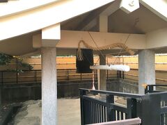 本堂の周囲には、重要文化財の梵鐘や、尼の泣き水の供養塔などがありました。
こちらにも海老名郷土かるたの擬木柱がありました。
