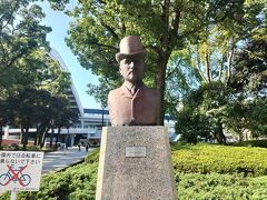 日本大通りの建設にかかわったブランドンの銅像がありました。