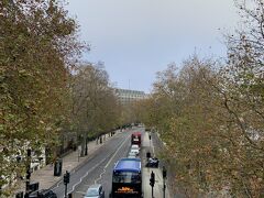 左手にセントポールが霞んでみえます。川をむかって右側のエンバンクメント駅へ歩きます。ロンドンの冬らしい、おすすめの雰囲気は今も変わっていません。寒ささえステキに感じながらテムズ川をみます。エンバンクメント駅のよこの橋を対岸へ渡ります。