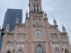 雨の中観光に出かけます。
ダナン大聖堂。ピンクがかわいい。
建物の裏側から入れるのでぐるっと回って入りました。