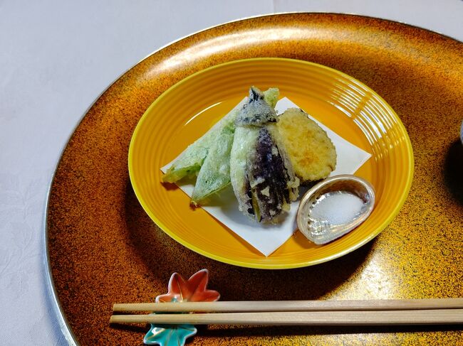 天ぷら<br />塩を入れている貝、穴が開いていて、ちょうどいい塩梅に降れる優れもの