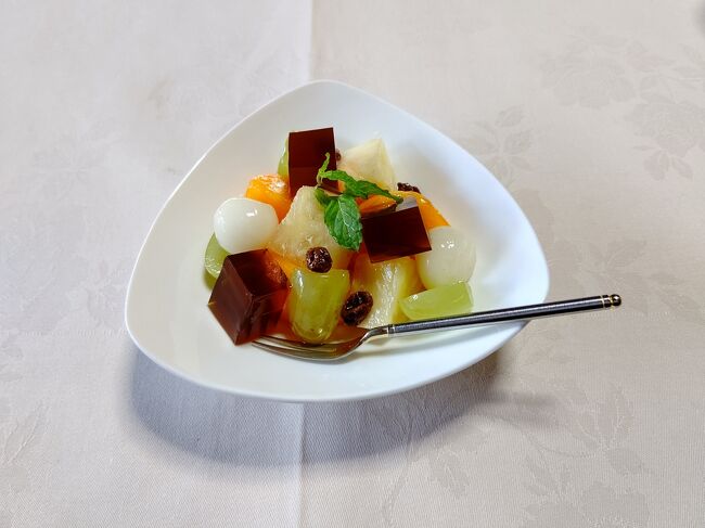 最後に水菓子<br />夜食べるより、ランチはお得に食べられるし、健康にもいい（笑）<br />一人5,500円なり