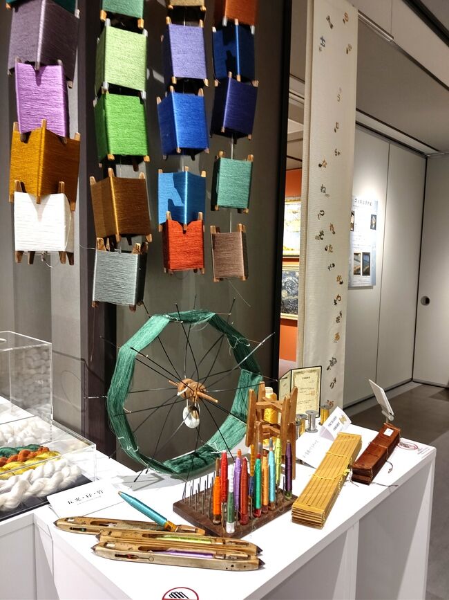 カラフルな糸を織り込んだ美術品