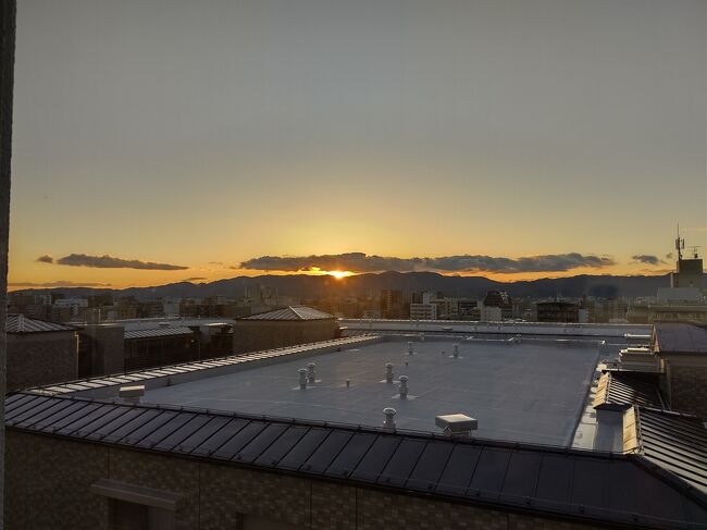 16:35　一旦ホテルに戻り一休み<br />愛宕山に陽が沈んでいきます